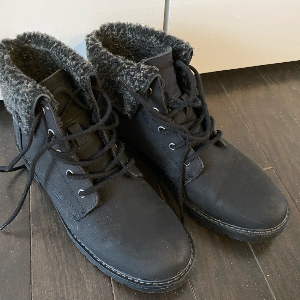Like new fur top black boots size 8